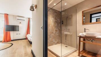 1 quarto, roupas de cama premium, cofres nos quartos, cortinas blackout