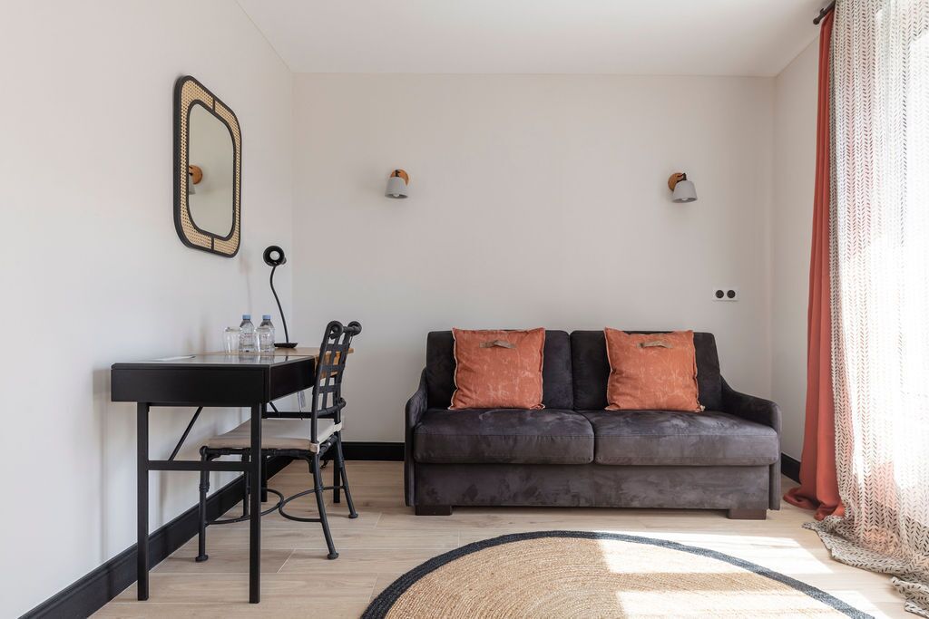 deluxe quadruple room (sans ascenseur) | 1 bedroom, premium bedding, in-room safe, blackout curtains