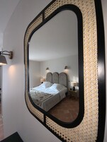 Ropa de cama de alta calidad y caja de seguridad en la habitación 