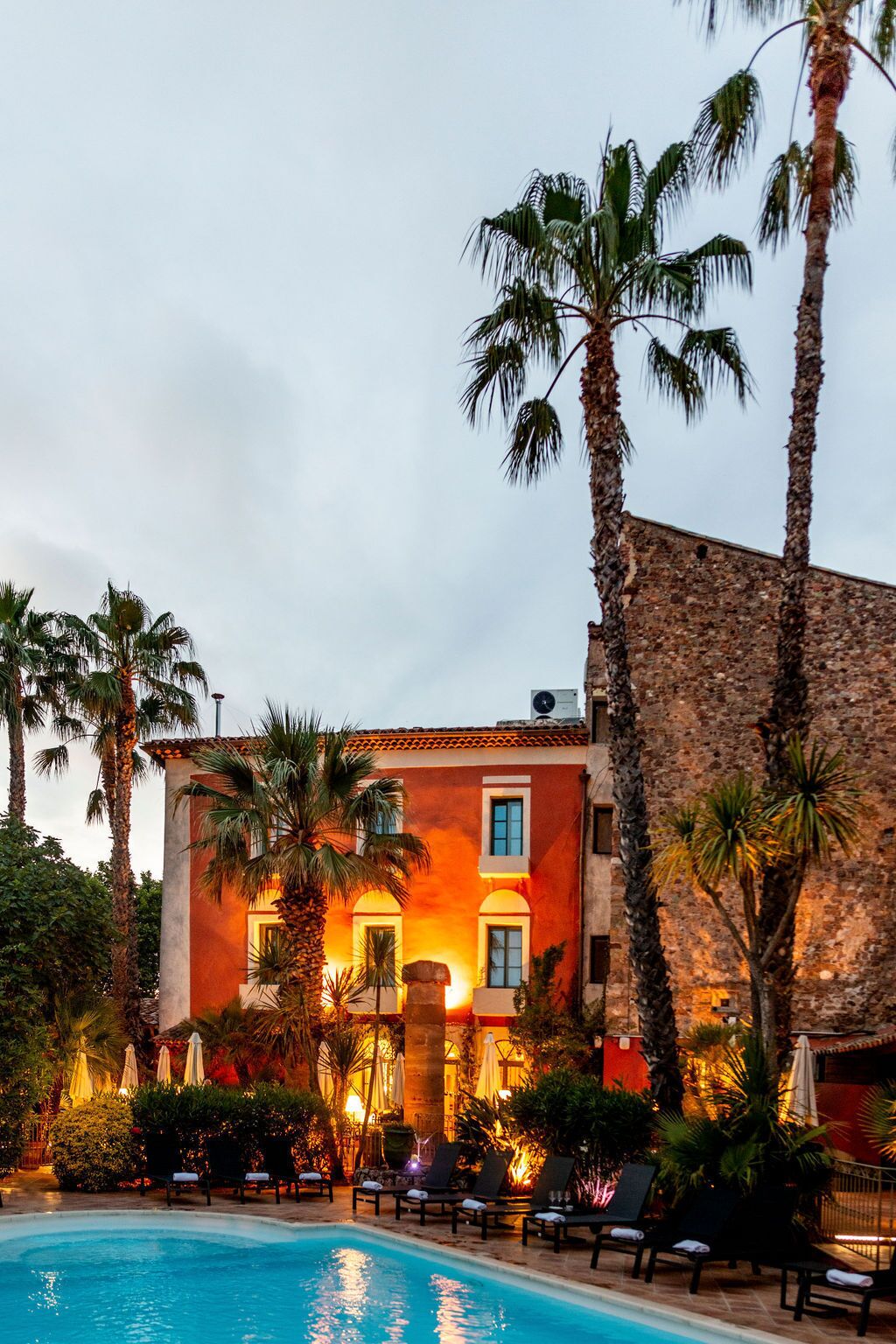Seasonal outdoor pool, free cabanas, pool umbrellas