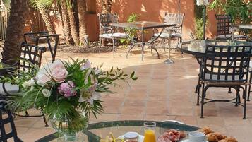 Petit déjeuner buffet (14 EUR par personne)