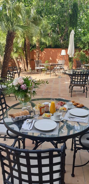 Desayuno buffet (EUR 14 por persona) 