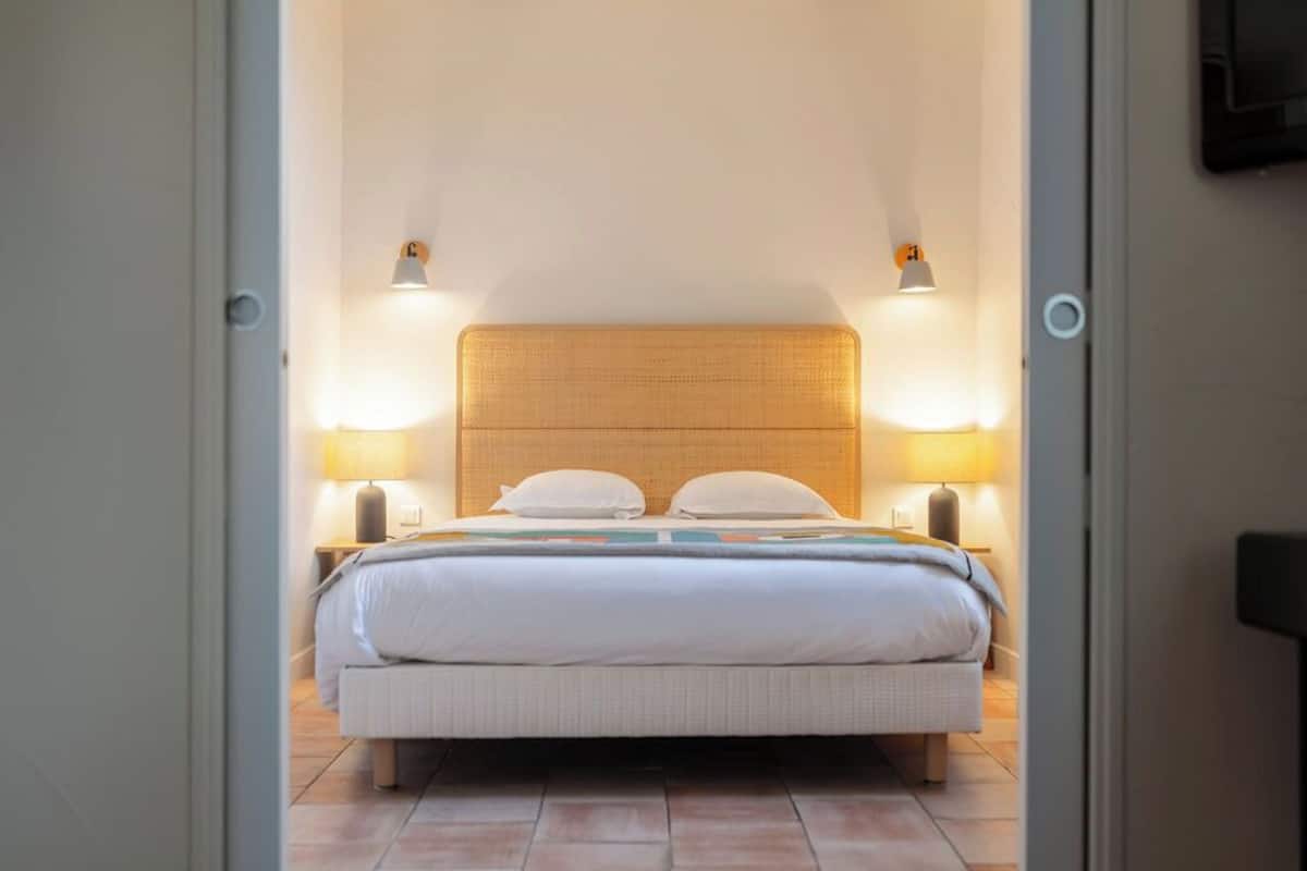 Ropa de cama de alta calidad y caja de seguridad en la habitación