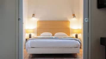Een slaapkamer met een bed, twee bedlampen en een hoofdeinde.