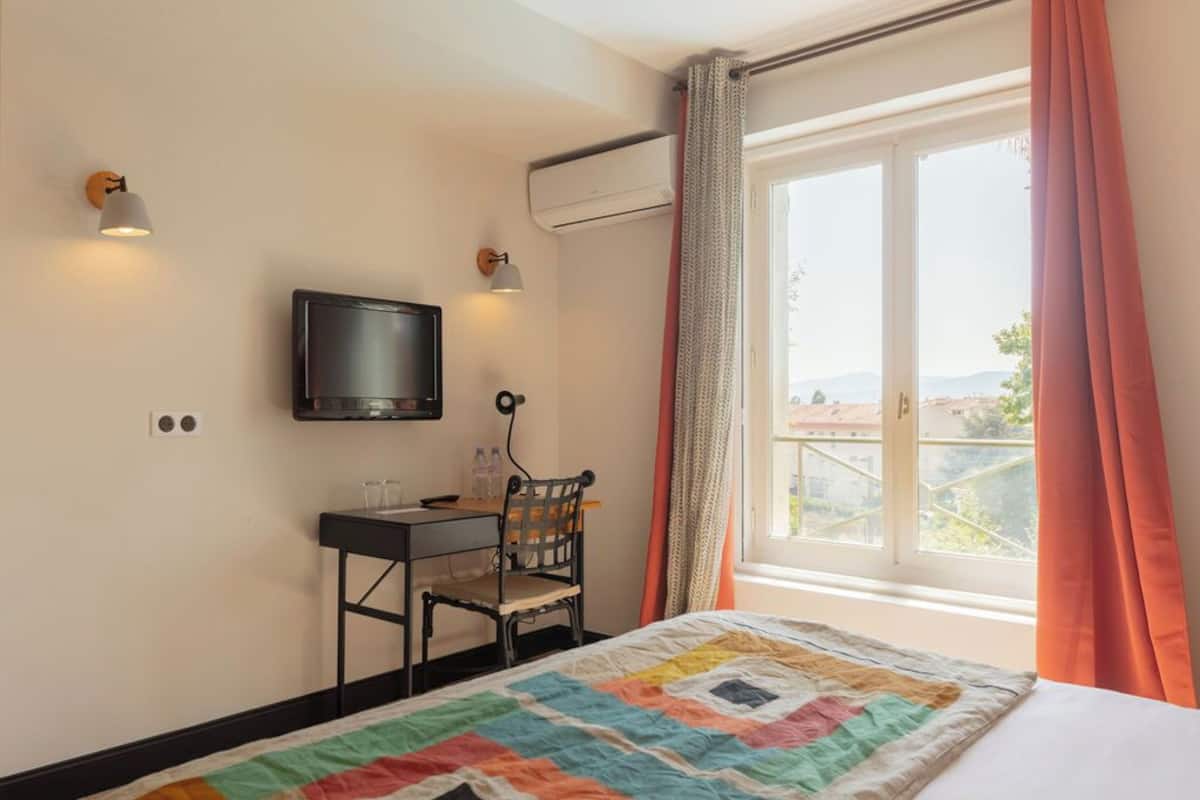 Ropa de cama de alta calidad y caja de seguridad en la habitación