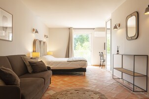 Ropa de cama de alta calidad y caja de seguridad en la habitación 