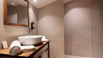 Deluxe Quadruple Room (sans ascenseur) | Bathroom | Towels