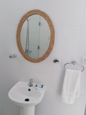 Dusche, Handtücher, Seife, Toilettenpapier