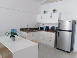 Mikrowelle, Wasserkocher mit Kaffee-/Teezubehör, Mixer