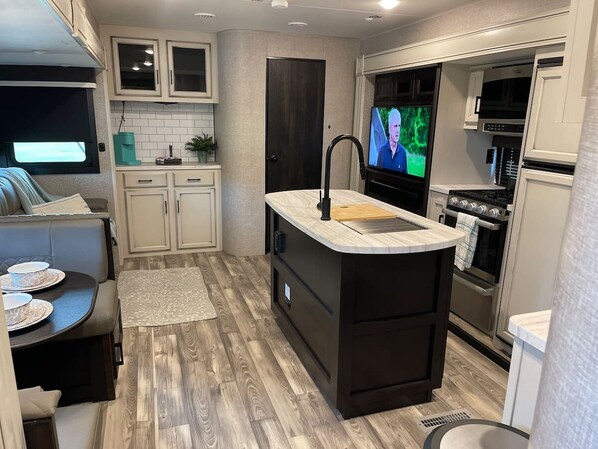 Frigorifero, microonde, forno, piano cottura