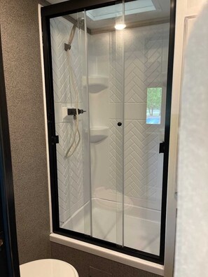 Bruser, hårtørrer, håndklæder, Toiletpapir