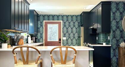 Plum Palm Cottage-Lux Hotel Style Stay 6 min to downtown & close to Folly Beach