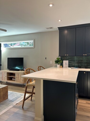 Plum Palm Cottage-Lux Hotel Style Stay  6 min to downtown & close to Folly Beach