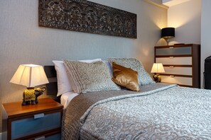 2 quartos, escrivaninha, ferros/tábuas de passar roupa, berço de viagem