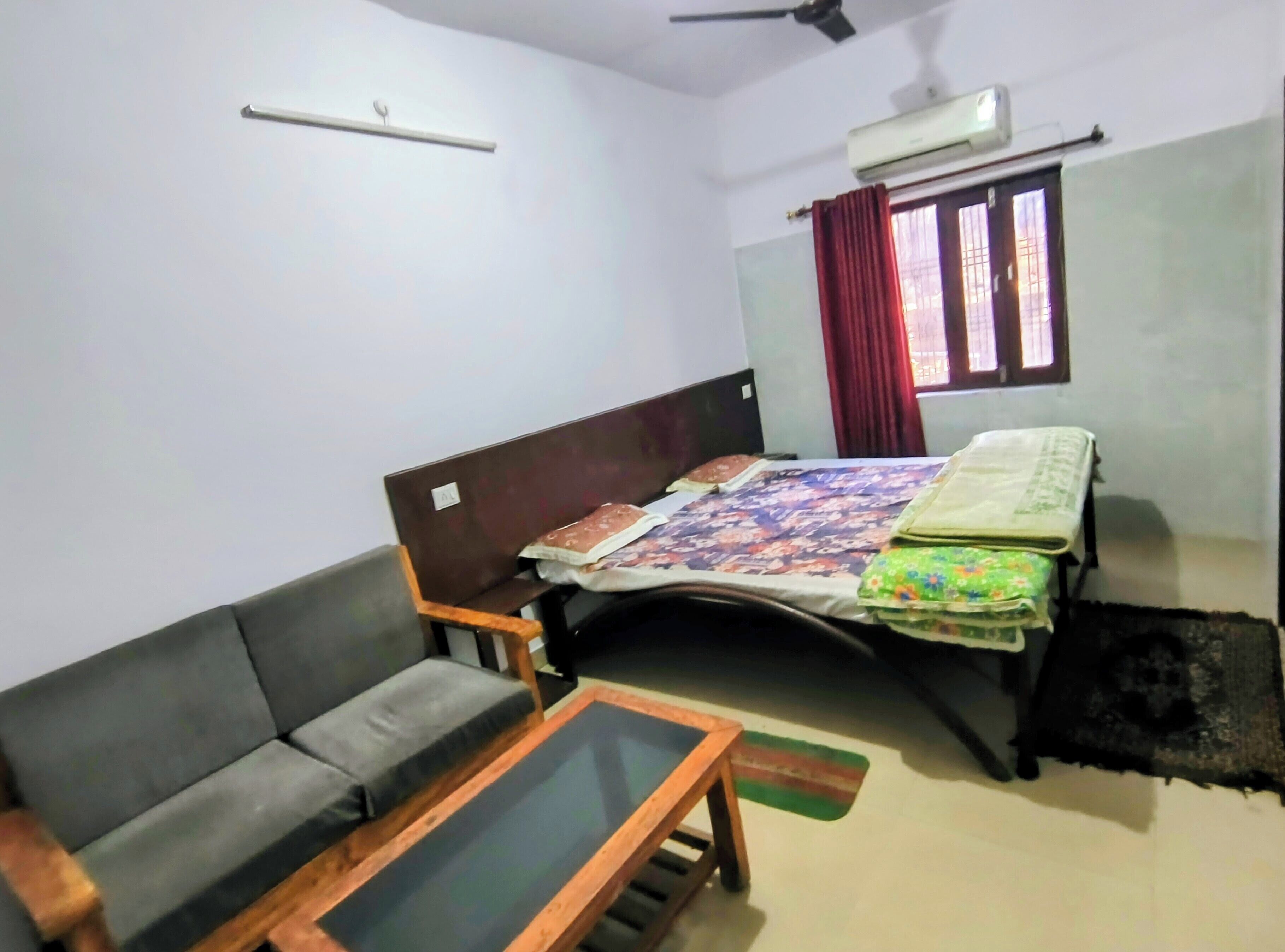 Family Studio Suite | Desk, laptop workspace, blackout drapes, WiFi (free)
