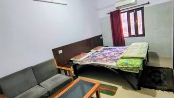 Family Studio Suite | Desk, laptop workspace, blackout drapes, WiFi (free)
