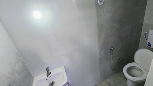 A bathroom with a sink, toilet, and shower. - Janardan Homestay Lucknow (Lucknow)
