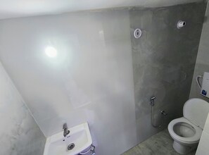 Familie-studiosuite | Bad | Dusj, toalettartikler (inkludert), bidé og håndklær