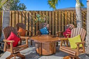 Outdoor dining - New Pool!!!! And tropical landscape! 3 bedroom 3 bath house near barefoot beach (Bonita Springs)
