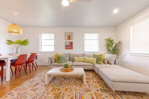Smart TV, chimenea, libros y biblioteca musical 
