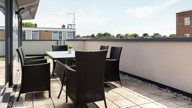Outdoor dining - Impressive 2 Bed Penthouse in Wandsworth (London)