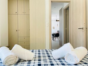 2 عدّة غرف نوم ومكواة/لوح كي وواي فاي وملاءات أسرّة