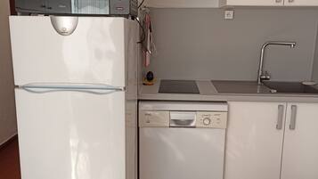 Een koelkast, een microgolfoven, een oven, een kookplaat