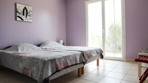 A room with two beds, a window, and a table. - Quiet family friendly vacation home for 6 to 10 pers. (Cabrieres d' Avignon)