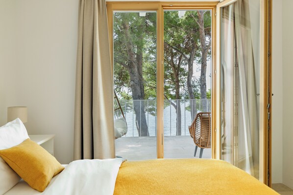 4 bedrooms, in-room safe, desk, iron/ironing board