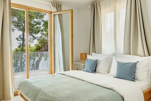 4 bedrooms, in-room safe, desk, iron/ironing board