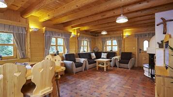 Familienchalet, Mehrere Betten, 2 Bäder, zum Garten hin (Alpine Dream Chalet With Private Ski) | Wohnbereich | 21-Zoll-Flachbildfernseher mit Satellitenempfang, Fernseher, Kamin