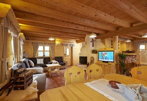 Chalet Familial, plusieurs lits, 2 salles de bains (Alpine Dream Chalet With Private Ski) | Coin séjour | Télévision à écran plat, cheminée, chaîne hi-fi