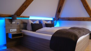 Ein Schlafzimmer mit einem Bett, einem Holzkopfteil und einem Nachttisch.