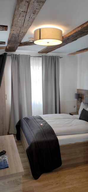 Standard Room | Hypo-allergenic bedding, memory foam beds, desk, laptop workspace - Hotel Adler Ittendorf (Markdorf)
