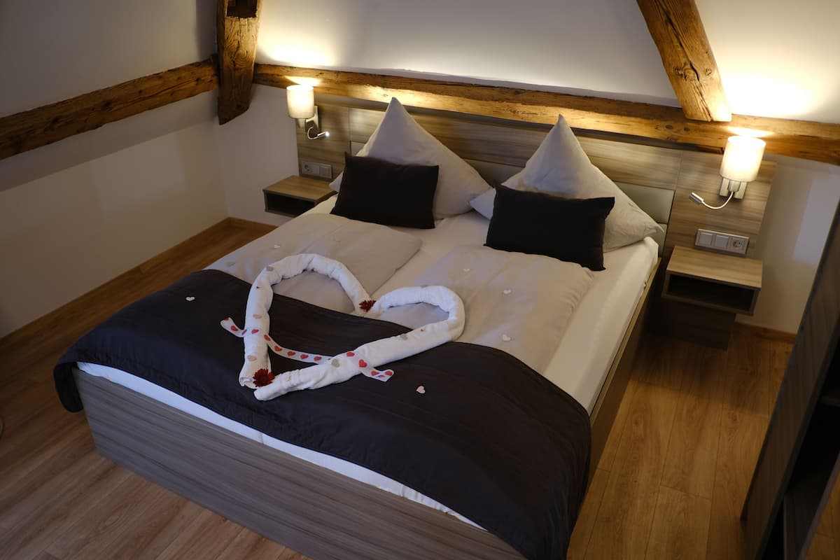 Superior-Zimmer | Allergikerbettwaren, Betten mit Memory-Foam-Matratzen, Schreibtisch
