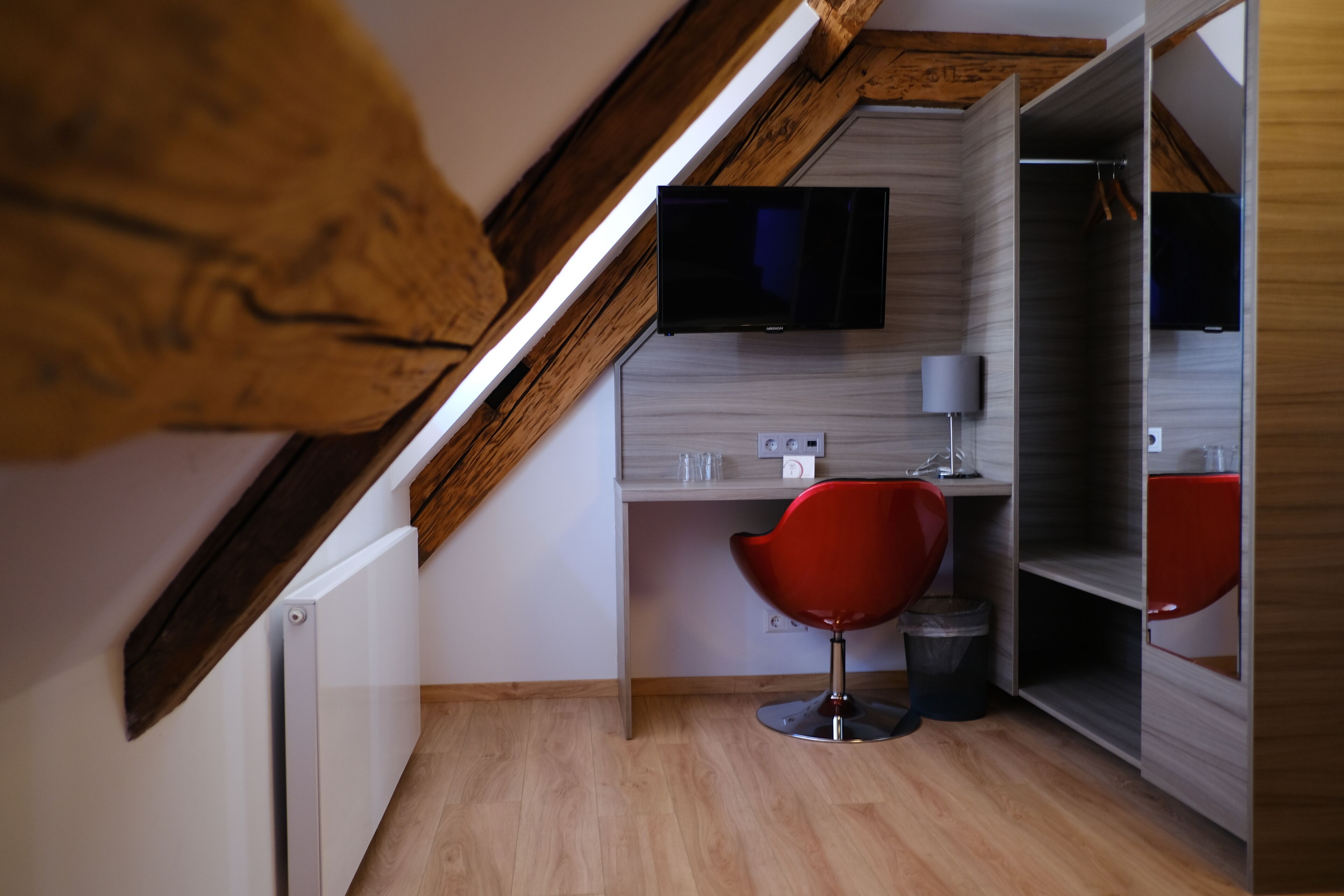 Einzelzimmer | Allergikerbettwaren, Betten mit Memory-Foam-Matratzen, Schreibtisch