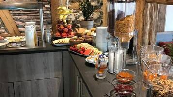 Café da manhã com buffet todos os dias (EUR 10 por pessoa)