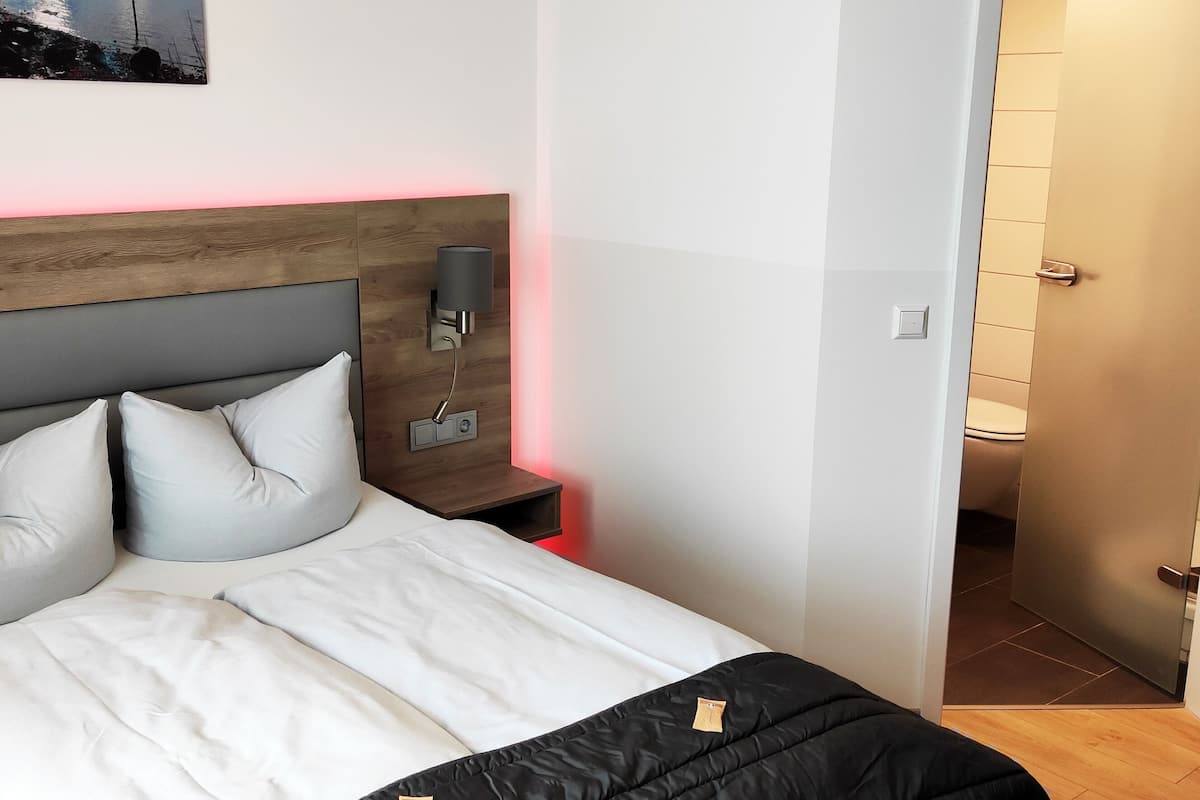 Standardzimmer | Allergikerbettwaren, Betten mit Memory-Foam-Matratzen, Schreibtisch