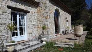 Exterior detail - Wonderful villa 350 m2 large pool 8000 m2 Land fully Stone made gréât comfort (Fayence)