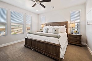 5 Schlafzimmer, Schreibtisch, Bügeleisen/Bügelbrett, Reisekinderbett