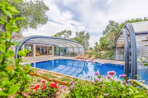 Indoor pool - Entire villa with swimming pool and padel court, near the beach. 14 people. (São João das Lampas)