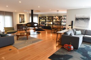 Interior - Entire villa with swimming pool and padel court, near the beach. 14 people. (São João das Lampas)