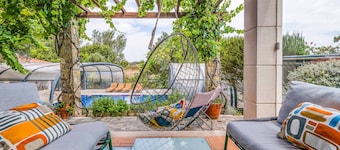 Entire villa with swimming pool and padel court, near the beach. 14 people.