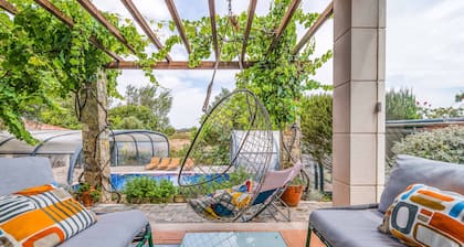 Entire villa with swimming pool and padel court, near the beach. 14 people.