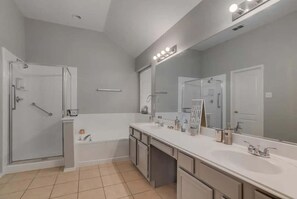 Baignoire, sèche-cheveux, shampoing