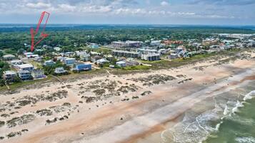 Playa en los alrededores, camastros y toallas de playa