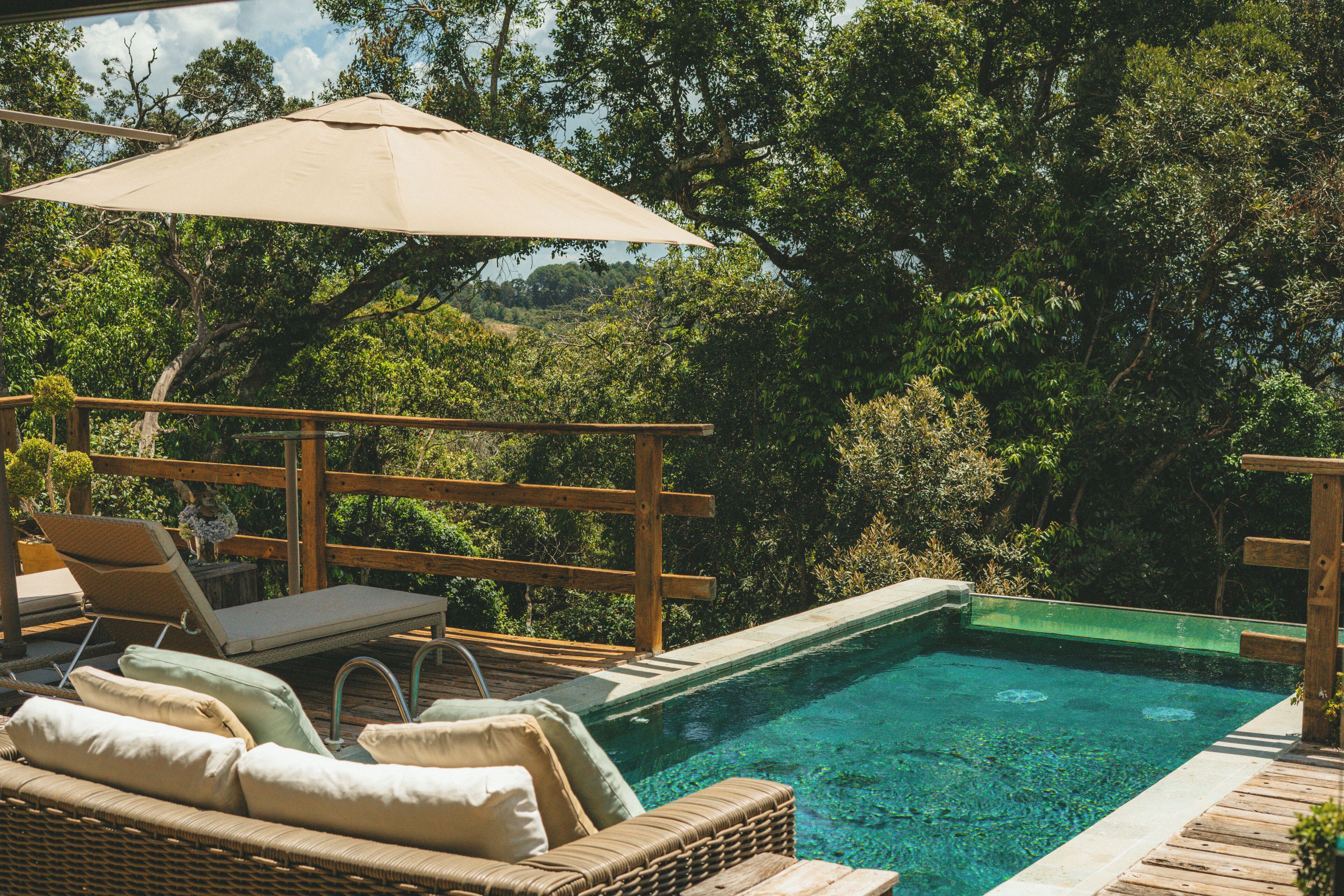 Piscine extérieure, chaises longues
