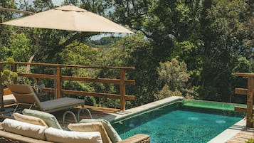 Piscine extérieure, chaises longues