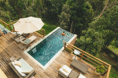 室外游泳池,10:00 至 19:00 开放,日光浴躺椅