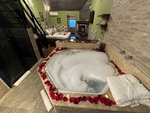 Indoor spa tub - Pousada Alto da Boa Vista (Campos do Jordão)